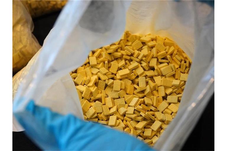Ein Zollbeamter zeigt eine Tüte mit sichergestellten Ecstasy-Tabletten. Foto: Hannah Wagner/dpa/Symbolbild