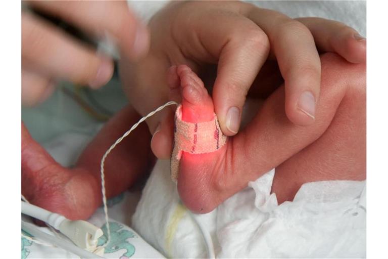 Ein zu klein und zu früh geborenes Kind wird im Inkubator betreut. Foto: Waltraud Grubitzsch/zb/dpa/Symbolbild
