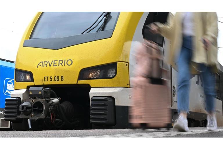 Ein Zug der Bahngesellschaft Arverio steht im Hauptbahnhof in Stuttgart (Archivbild).