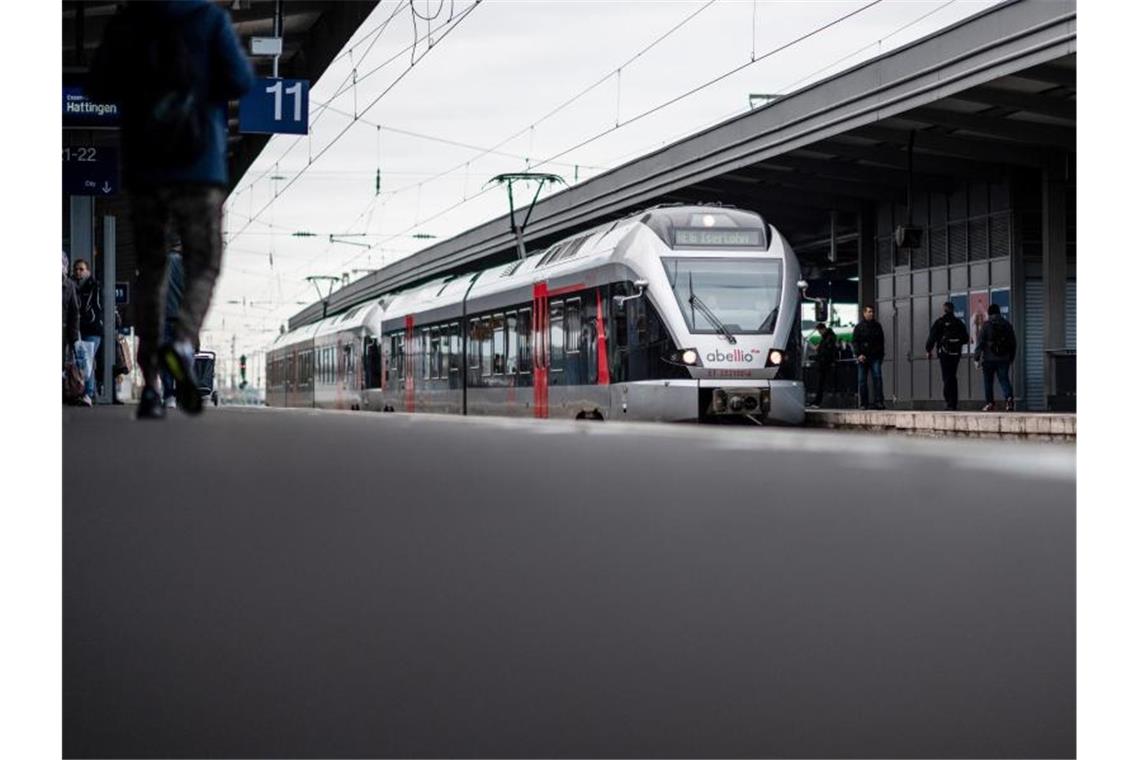 Ein Zug der Firma Abellio steht in einem Hauptbahnhof. Foto: Fabian Strauch/dpa/Archivbild
