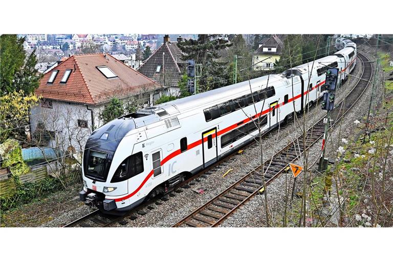 Ein Zug der Gäubahn ist auf dem Stuttgarter Streckenabschnitt unterwegs.