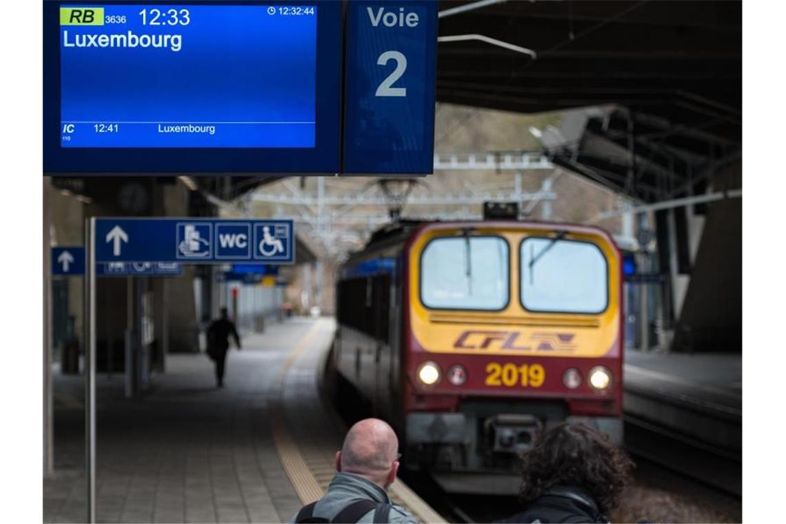 Ein Zug der Luxemburger Eisenbahn fährt in den Bahnhof Pfaffenthal-Kirchberg ein. In Luxemburg ist ab heute der öffentliche Personennahverkehr kostenlos. Foto: Oliver Dietze/dpa