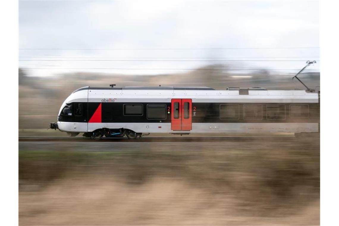 Ein Zug des Anbieters Abellio fährt auf seinem Gleis. Foto: Bernd Thissen/dpa/Archivbild