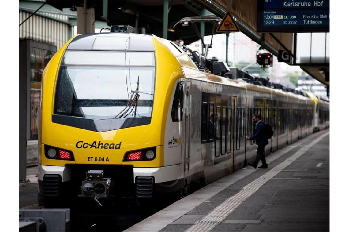 Ein Zug des Bahnunternehmens Go-Ahead am Stuttgarter Hauptbahnhof. Foto: Fabian Sommer/dpa/Archivbild