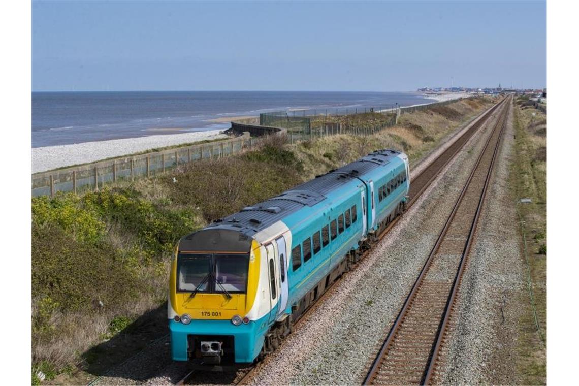 Ein Zug des britischen Verkehrsunternehmens Arriva. Das Unternehmen ist eine Auslandstochter der Deutschen Bahn. Foto: Peter Byrne