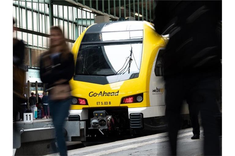 Ein Zug des Typs FLIRT des Zugbetreibers Go-Ahead steht am Stuttgarter Hauptbahnhof. Foto: Fabian Sommer/Archivbild