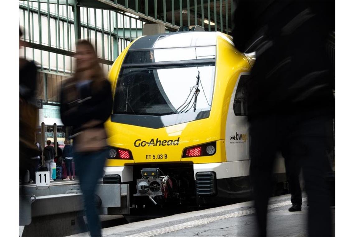 Ein Zug des Typs FLIRT des Zugbetreibers Go-Ahead steht am Stuttgarter Hauptbahnhof. Foto: Fabian Sommer/Archivbild