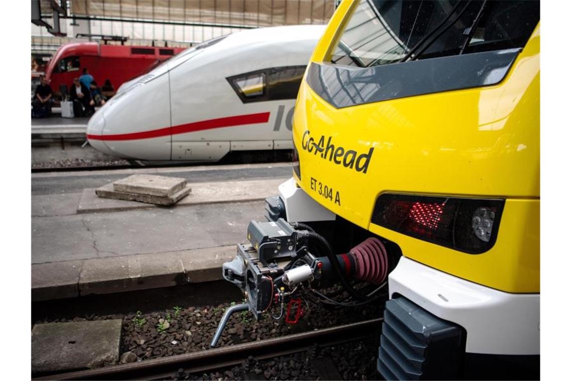 Probleme bei Bahn-Betreibern: Minister bittet um Geduld Ein Zug des Typs FLIRT (r) des Zugbetreibers Go-Ahead steht am Stuttgarter Hauptbahnhof. Foto: Fabian Sommer/Archivbild