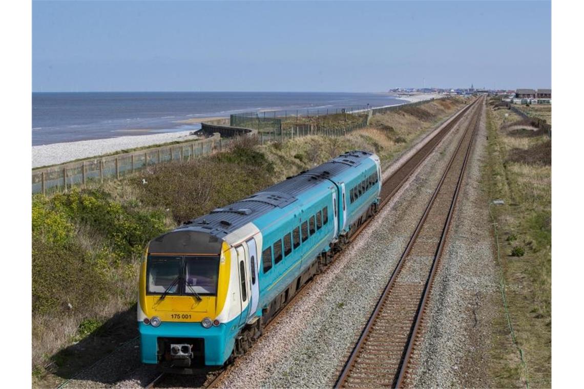 Ein Zug des Verkehrsunternehmens Arriva in Wales. Die Deutsche Bahn will in den nächsten Wochen festlegen, wie sie ihre Tochter zu Geld macht. Foto: Peter Byrne/PA Wire/dpa