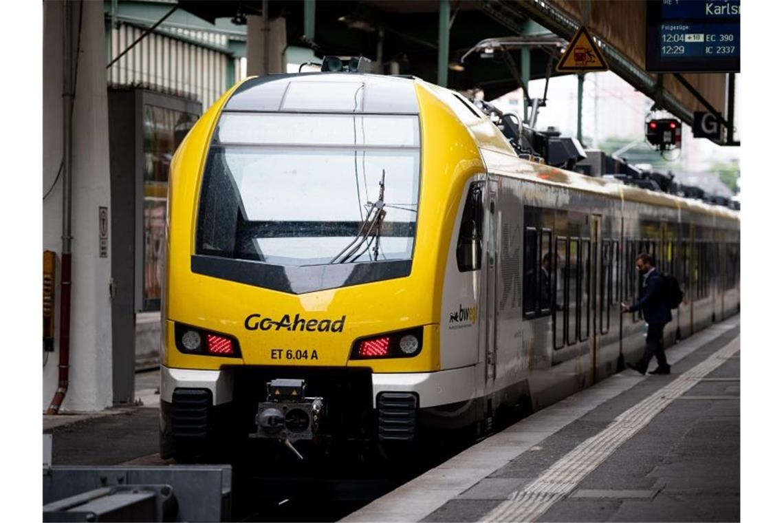 Ein Zug des Zugbetreibers Go-Ahead steht am Hauptbahnhof. Foto: Fabian Sommer/dpa/Archivbild