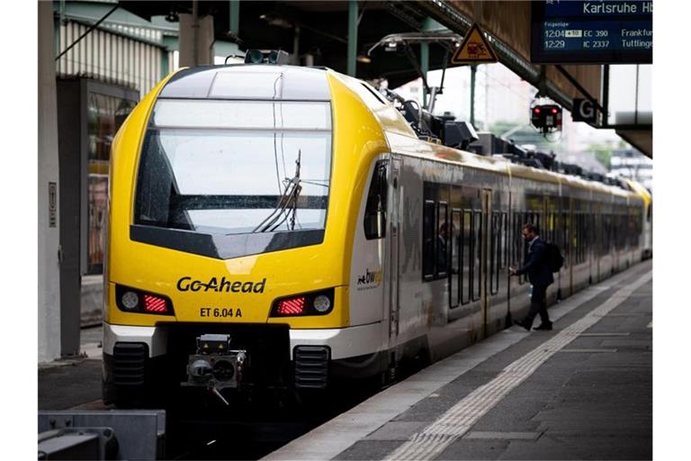 Ein Zug des Zugbetreibers Go-Ahead steht am Stuttgarter Hauptbahnhof. Foto: Fabian Sommer/dpa/Archivbild