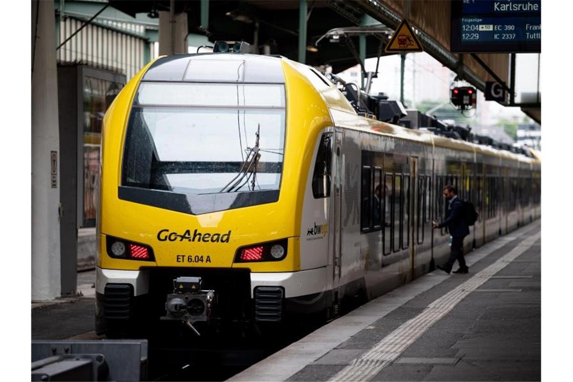 Ein Zug des Zugbetreibers Go-Ahead steht am Stuttgarter Hauptbahnhof. Foto: Fabian Sommer/dpa/Archivbild