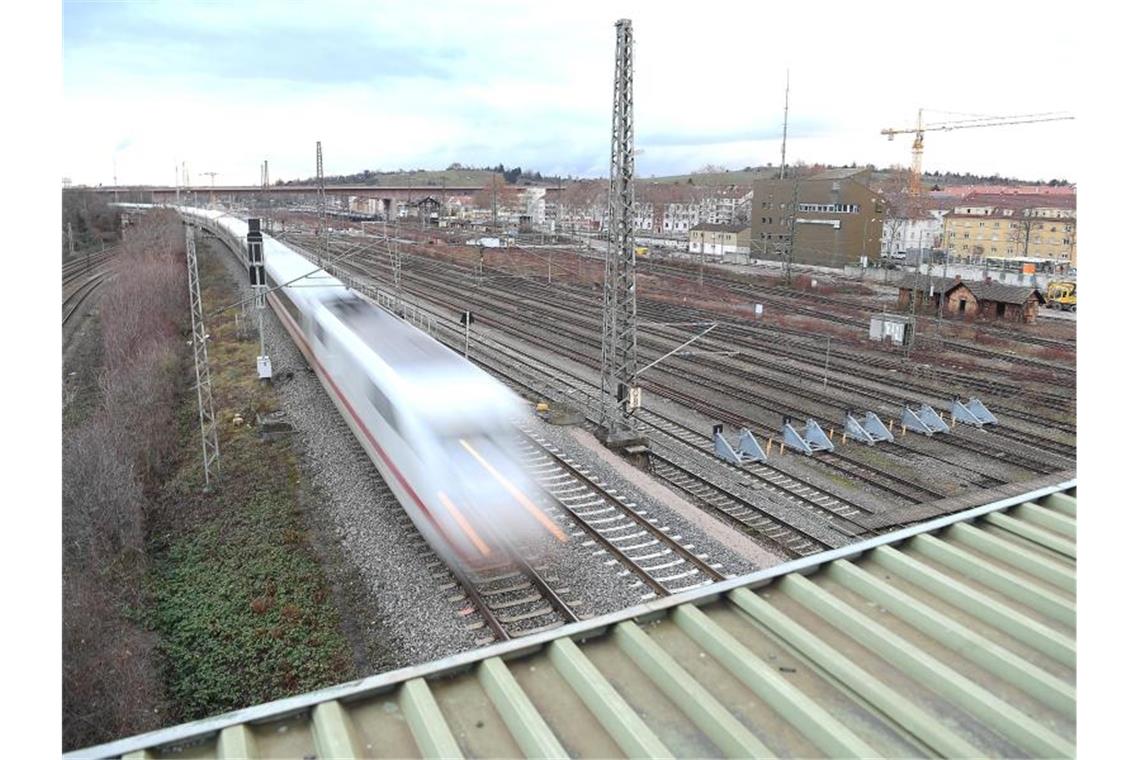 Stuttgart 21: Debatte über Abstellbahnhof Ein Zug fährt am zukünftigen Abstellbahnhof Untertürkheim vorbei. Foto: Sebastian Gollnow/dpa/Archiv