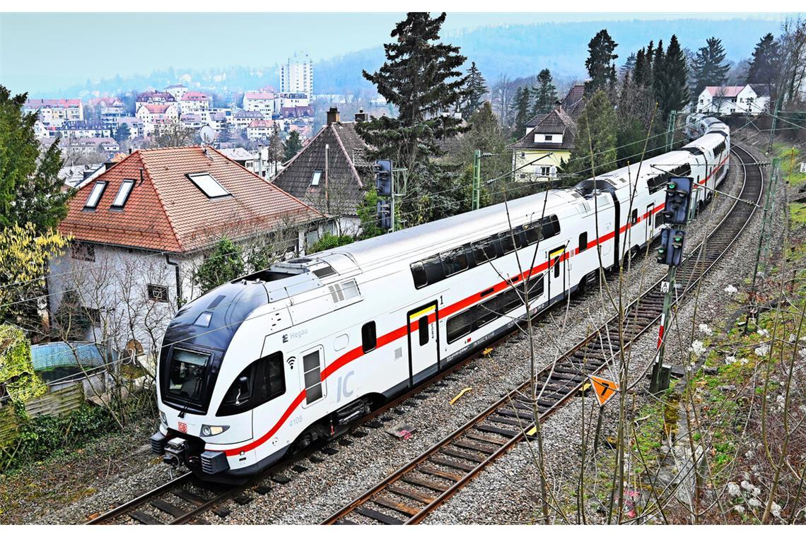 Ein Zug fährt auf der Gäubahnstrecke durch die Stuttgarter Halbhöhe: Damit könnte Anfang 2027 Schluss sein.