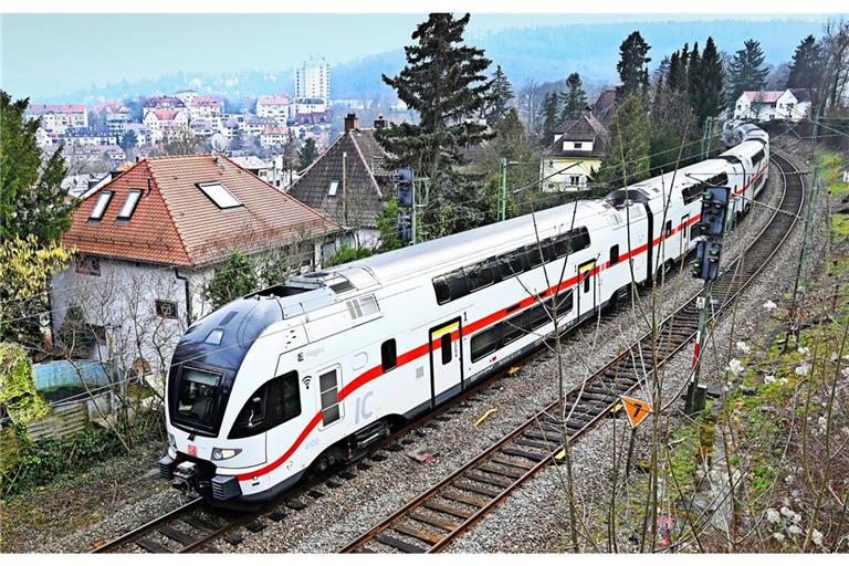 Ein Zug fährt auf der Gäubahnstrecke durch die Stuttgarter Halbhöhe: Damit könnte Anfang 2027 Schluss sein.
