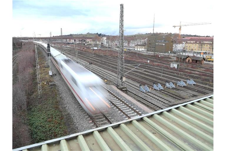 Ein Zug fährt auf Gleisen am zukünftigen Abstellbahnhof Untertürkheim vorbei. Foto: Sebastian Gollnow/dpa