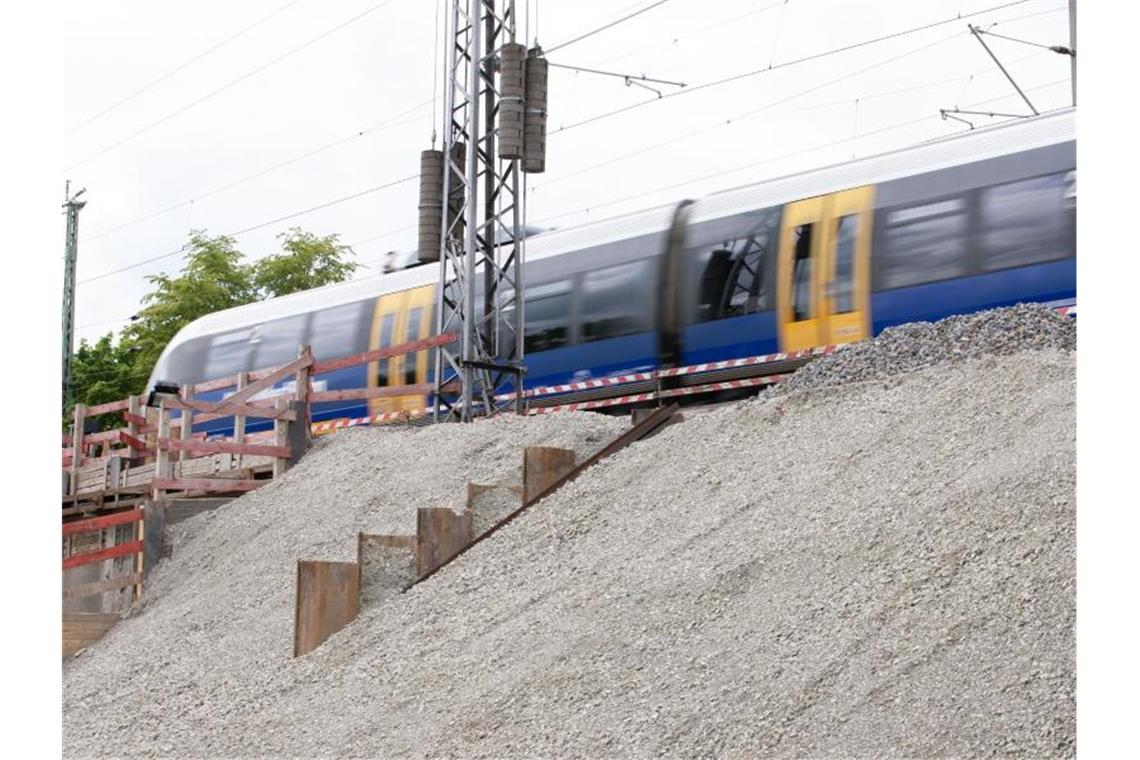 Ein Zug fährt bei Osnabrück über eine alte Brücke, die mit Stahlbetonelementen erneuert wird. Foto: Friso Gentsch