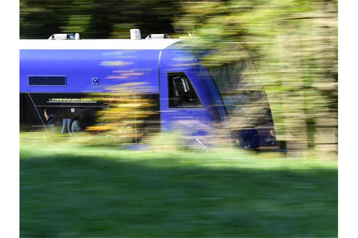 Bayern und Baden-Württemberg stellen Regio S-Bahn vor Ein Zug fährt durch eine Landschaft in Baden-Württemberg. Foto: Felix Kästle/dpa/Symbolbild