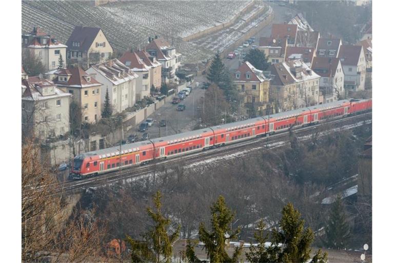 Ein Zug fährt in Stuttgart über die Gäubahntrasse. Foto: picture alliance/Franziska Kraufmann/dpa/Archivbild