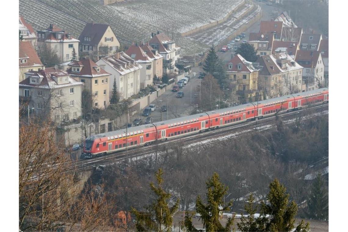 Vehrkehrsclub lehnt Vorschlag zum Ausbau der Gäubahn ab Ein Zug fährt in Stuttgart über die Gäubahntrasse. Foto: picture alliance / dpa/Archivbild