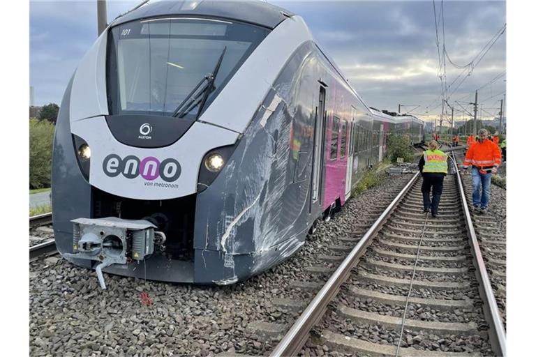 Ein Zug ist beim Rangieren in Wolfsburg an einer Weiche aus dem Gleis gesprungen. Foto: Polizei/dpa