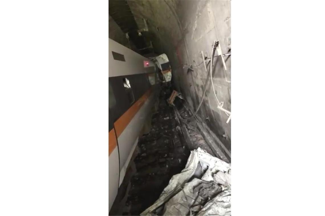 Mindestens 51 Tote bei schwerem Zugunglück in Taiwan Ein Zug mit acht Wagen und mehr als 350 Passagieren an Bord war nach Angaben der Feuerwehr bei der Durchfahrt durch einen Tunnel entgleist. Foto: Uncredited/Ministry of Interior, National Fire Department/AP/dpa