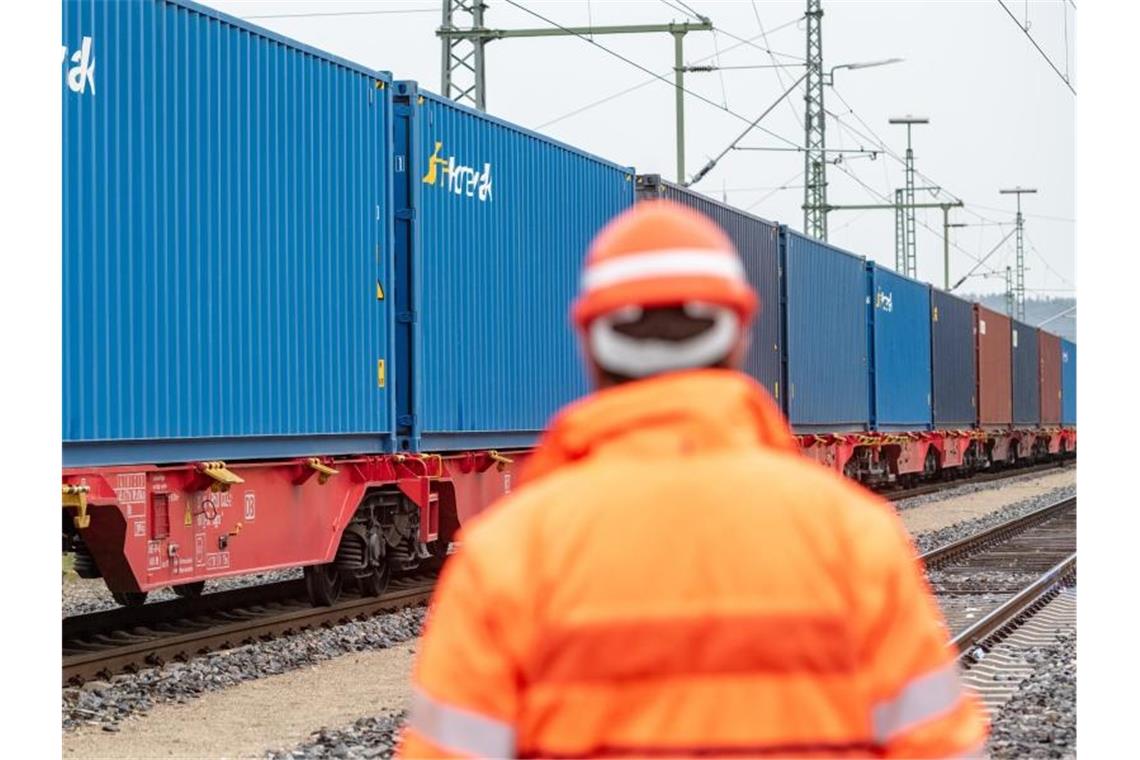 Ein Zug mit Containern steht auf Gleisen am Bahnhof in Neumarkt In Der Oberpfalz Foto: Armin Weigel