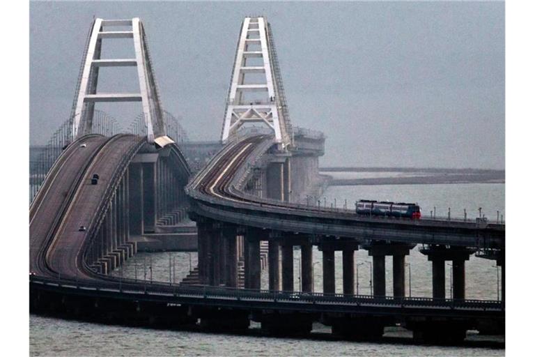Ein Zug mit dem russischen Präsidenten Putin an Bord fährt über die neue 19 Kilometer lange Brücke, die die Krim mit dem russischen Festland verbindet. Foto: Sergei Malgavko/TASS/dpa