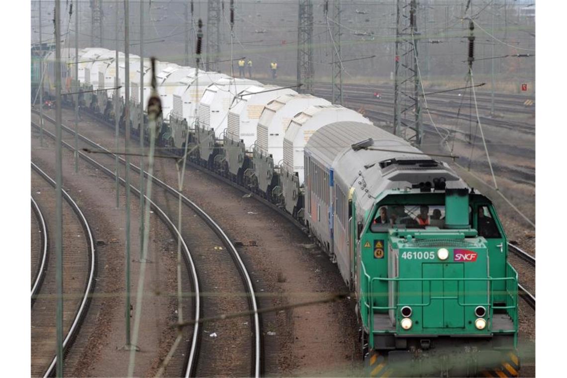 Ein Zug mit elf Castor-Behältern mit deutschem Atommüll. Foto: picture alliance /dpa/Archivbild