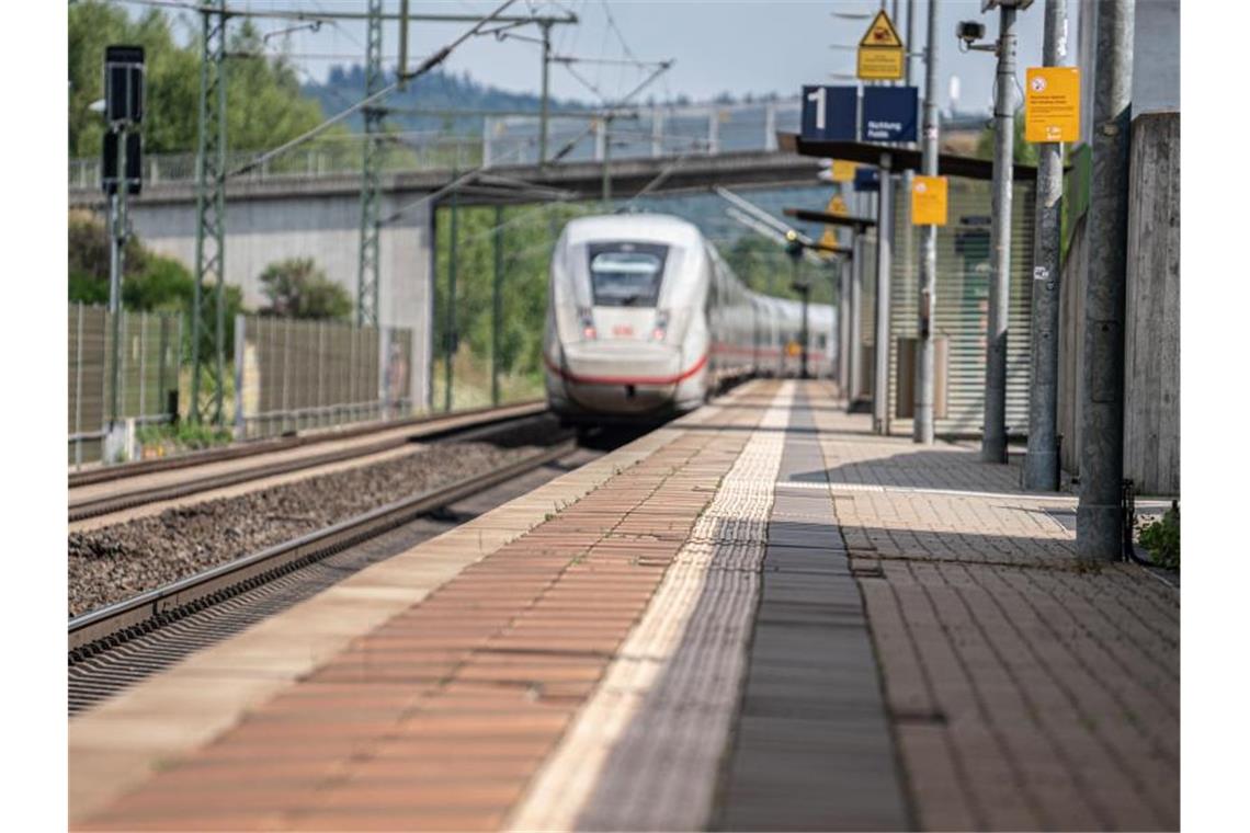 Ein Zug passiert den leeren Bahnhof im osthessischen Neuhof. An 92 Prozent der Bahnhöfe in Deutschland gibt es kein Servicepersonal. Foto: Frank Rumpenhorst