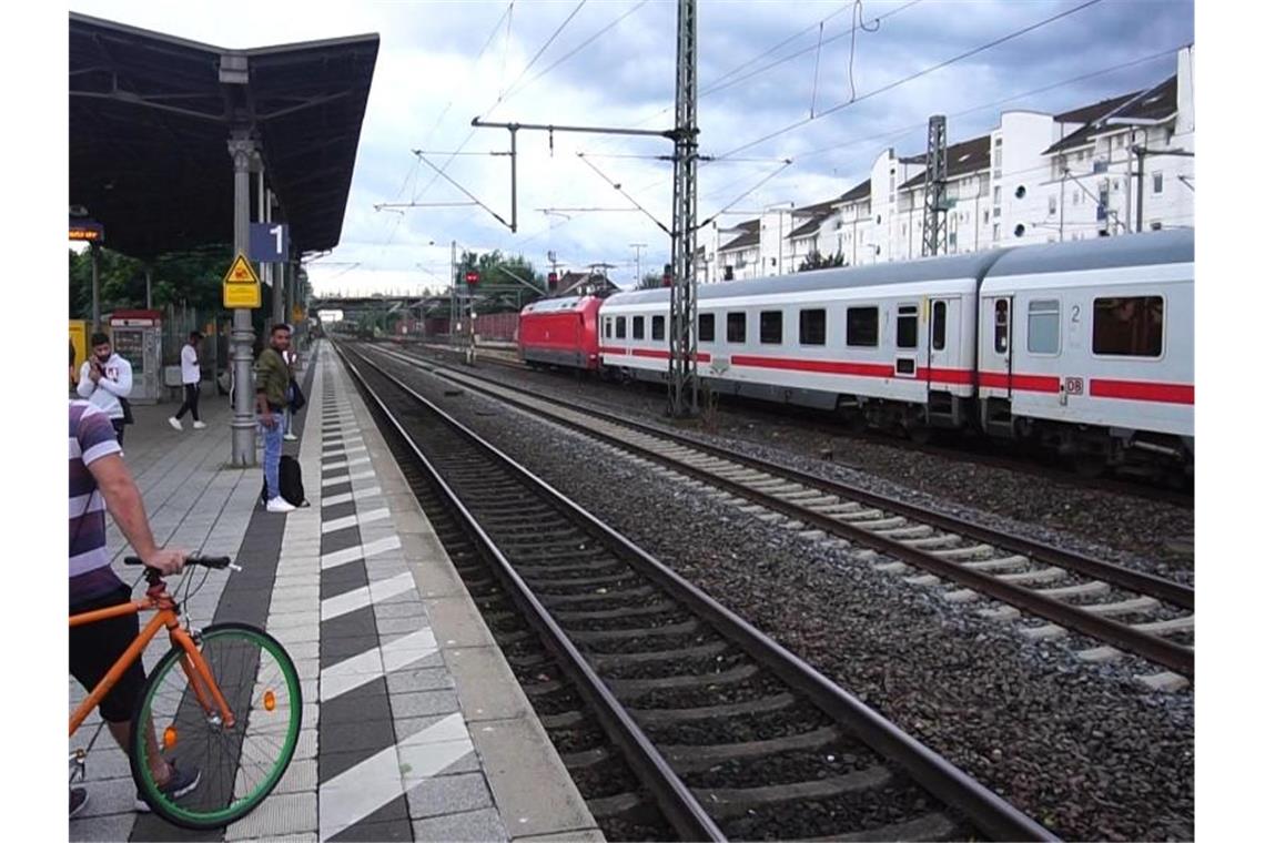 Ein Zug steht am Langener Bahnhof und kann nicht weiterfahren. Foto: Frank Rumpenhorst