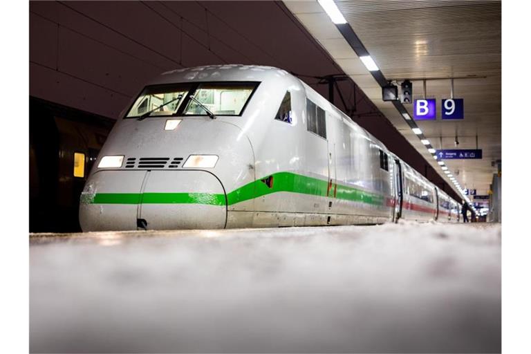 Ein Zug steht an einem verschneiten Bahnsteig im Hauptbahnhof von Hannover. Foto: Moritz Frankenberg/dpa