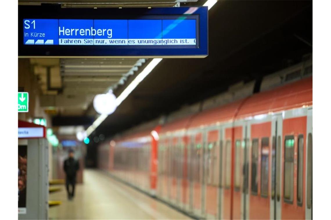 Beeinträchtigungen im S-Bahnverkehr in Stuttgart Ein Zug steht in einem Bahnhof in Stuttgart. Foto: Marijan Murat/dpa/Archivbild