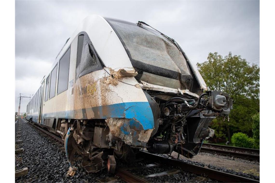 Regionalbahn stößt Lastwagen um: Acht Verletzte Ein Zug steht nach der Kollision mit einem Lastwagen auf den Gleisen. Foto: Sebastian Gollnow