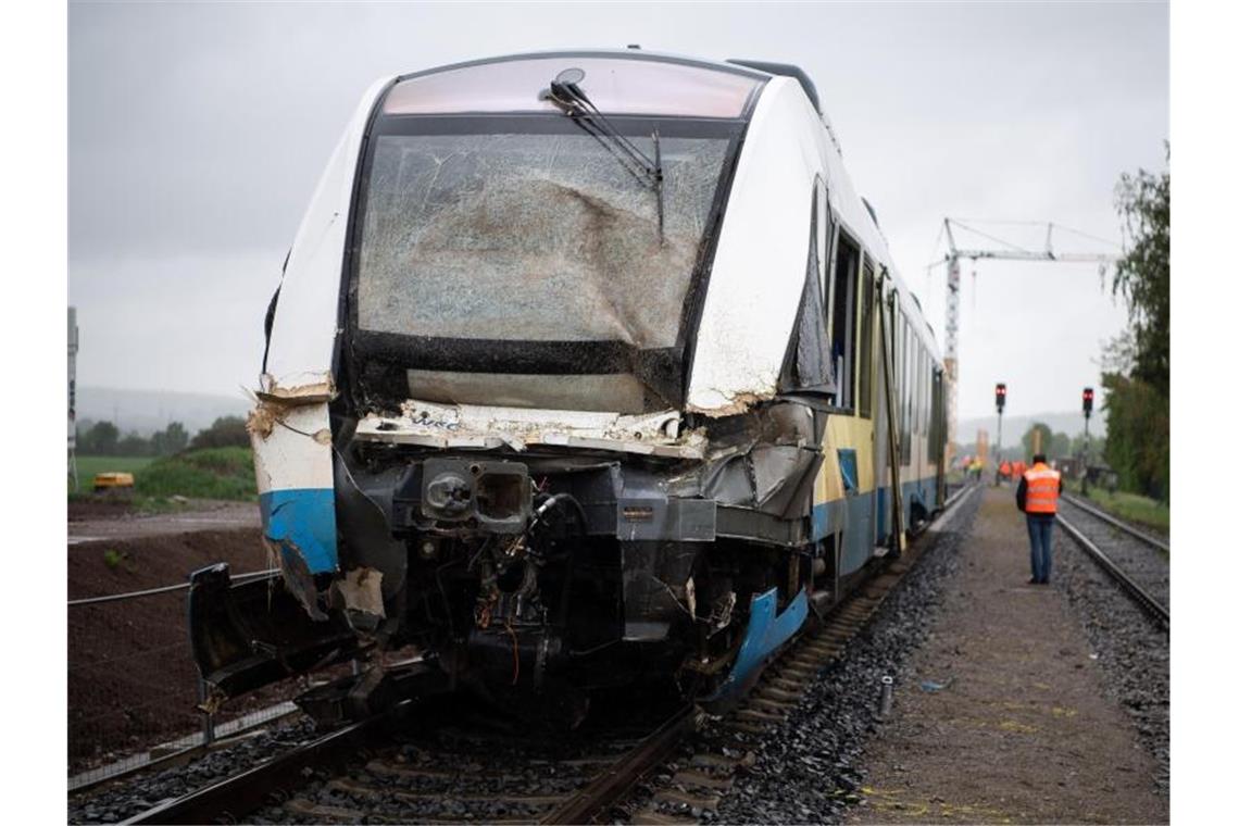 Regionalbahn stößt Lastwagen um: Bahnstrecke wieder frei Ein Zug steht nach der Kollision mit einem Lastwagen auf den Gleisen. Foto: Sebastian Gollnow