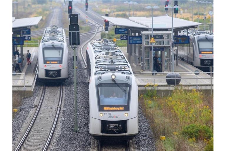 Ein Zug vom Bahnunternehmen "Abellio" verlässt den Bahnhof Halberstadt. Foto: Klaus-Dietmar Gabbert/dpa-Zentralbild/dpa