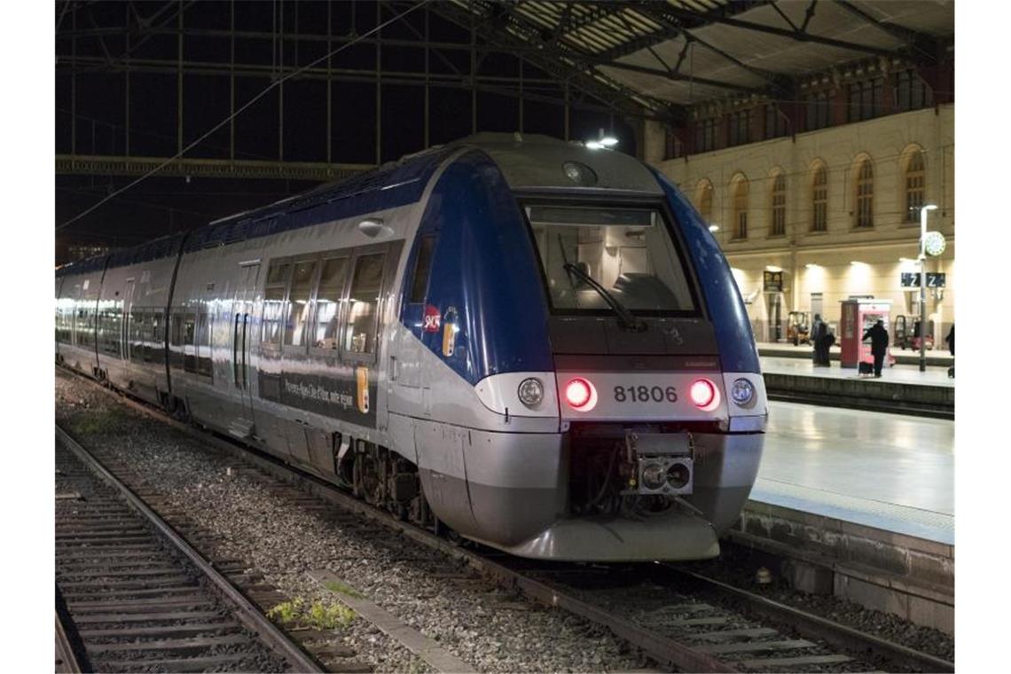 Ein Zug wird vor dem Generalstreik am Bahnhof Marseille Saint-Charles geparkt. Foto: Daniel Cole/AP/dpa