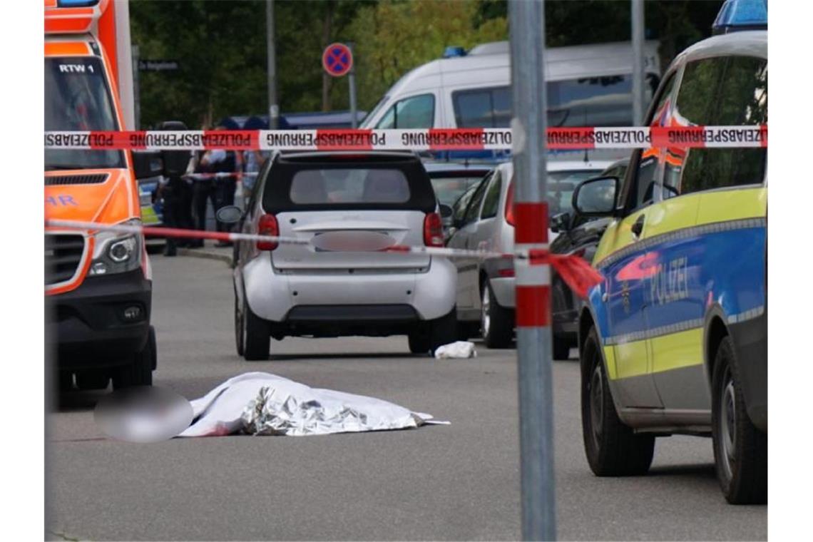 Ein zugedeckter Leichnam liegt auf einer Straße. Foto: Kohls/SDMG/dpa/Archivbild