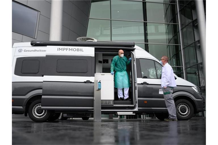 Ein zum Impfmobil umgebautes Wohnmobil in Dresden. Mehrere Bundesländer bereiten neue, einfachere Angebote für Impf-Unentschlossene vor. Foto: Robert Michael/dpa-Zentralbild/dpa