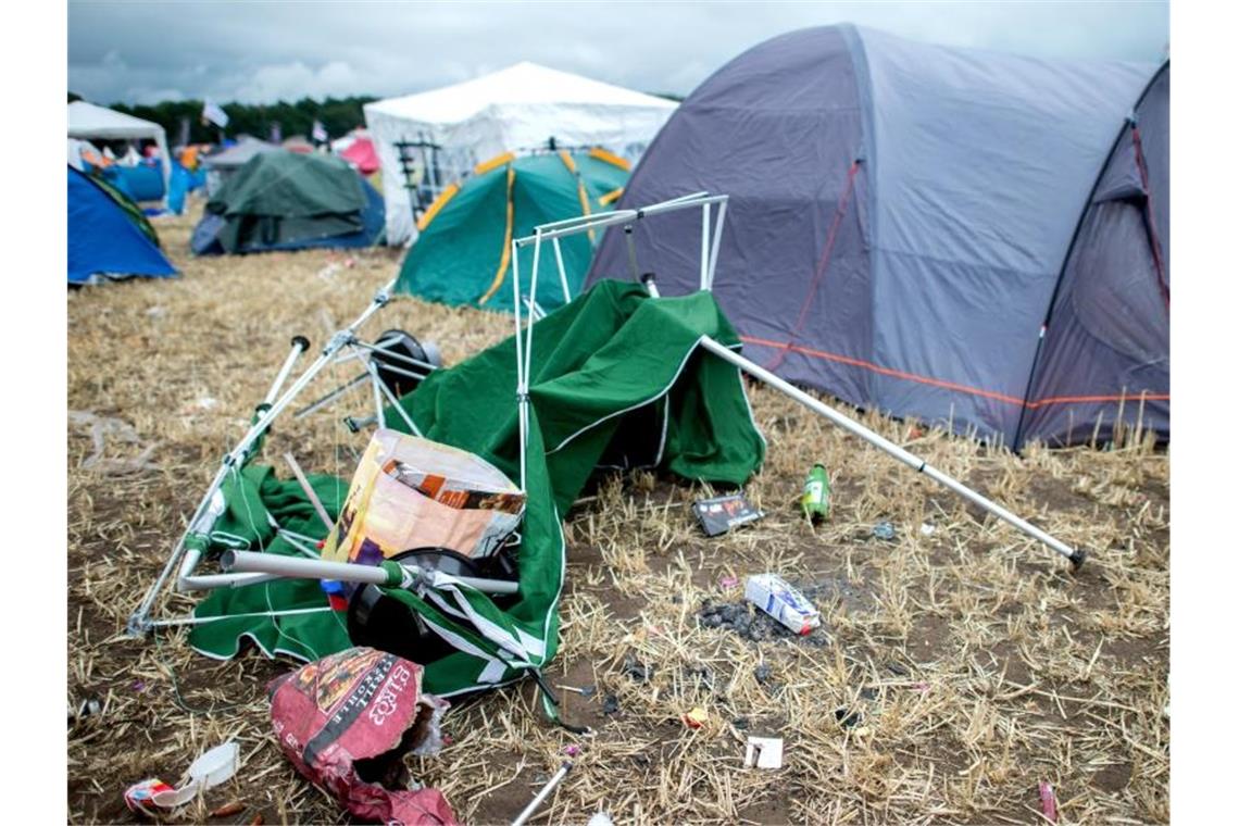 Ein zurückgelassenes Zelt und Müll liegen auf dem Zeltplatz des Hurricane Festivals. Foto: Hauke-Christian Dittrich/Archiv