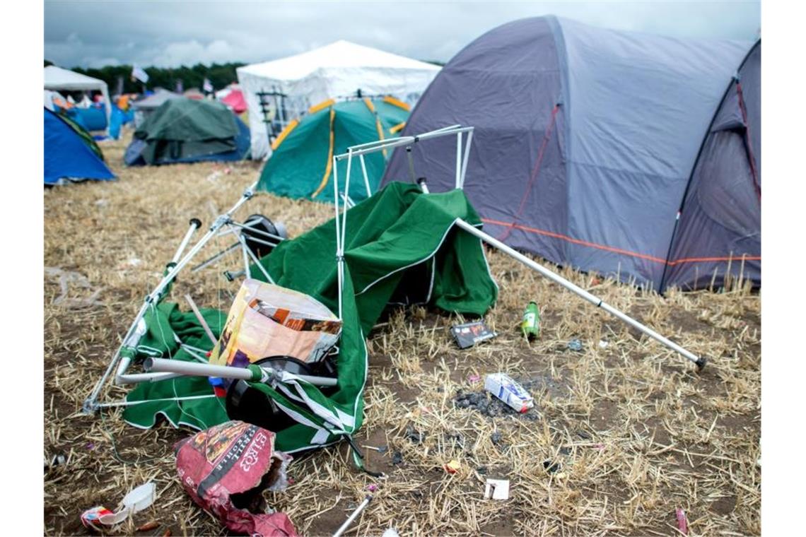 BUND: Festival-Besucher sollten nicht mit Autos anreisen Ein zurückgelassenes Zelt und Müll liegen auf dem Zeltplatz des Hurricane Festivals. Foto: Hauke-Christian Dittrich/Archiv
