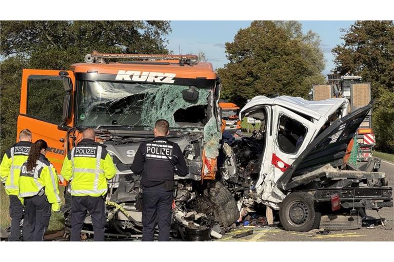Ein Zusammenstoß zweier Lastwagen hat sich auf der B463 bei Haigerloch-Owingen in den frühen Morgenstunden des Montags ereignet. Am Vormittag sind die Unfallermittler der Polizei vor Ort.