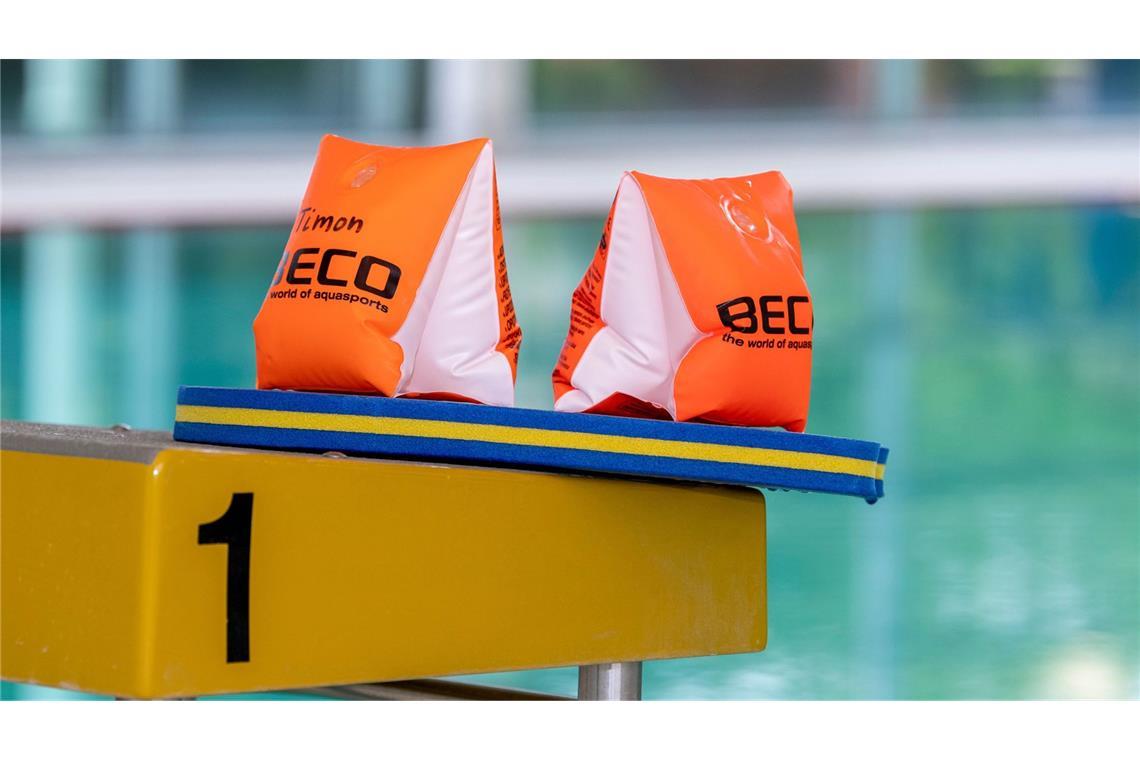 Ein Zweitklässler war bei seiner ersten Schwimmstunde am 18. September 2023 ertrunken. (Symbolbild)