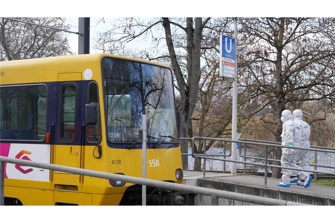 Junge stößt Kind gegen Stadtbahn - Zwölfjähriger stirbt Ein Zwölfjähriger ist bei einem Unfall mit einer Straßenbahn tödlich verletzt worden.