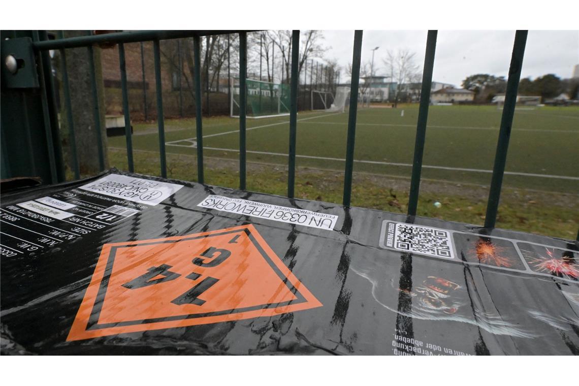 Ein zwölfjähriger Junge ist in Potsdam auf einem Sportplatz vermutlich durch einen Kugelbomben-Blindgänger schwer verletzt worden.