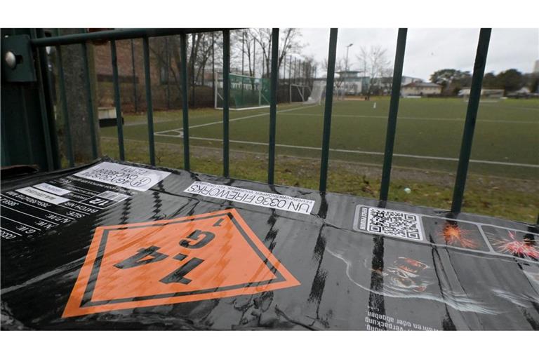 Ein zwölfjähriger Junge ist in Potsdam auf einem Sportplatz vermutlich durch einen Kugelbomben-Blindgänger schwer verletzt worden.