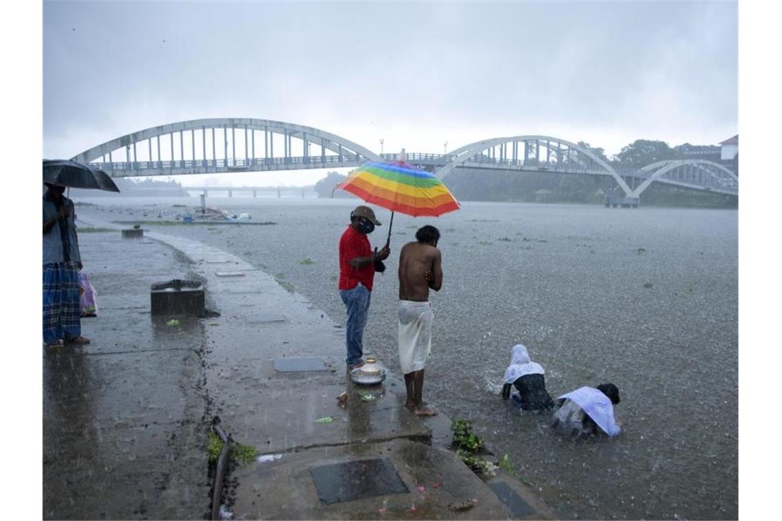 Ein Zyklon ist an der Westküste Indiens entlanggezogen und hat Medienberichten zufolge Menschenleben gefordert und für Verwüstung gesorgt. Foto: R S Iyer/AP/dpa