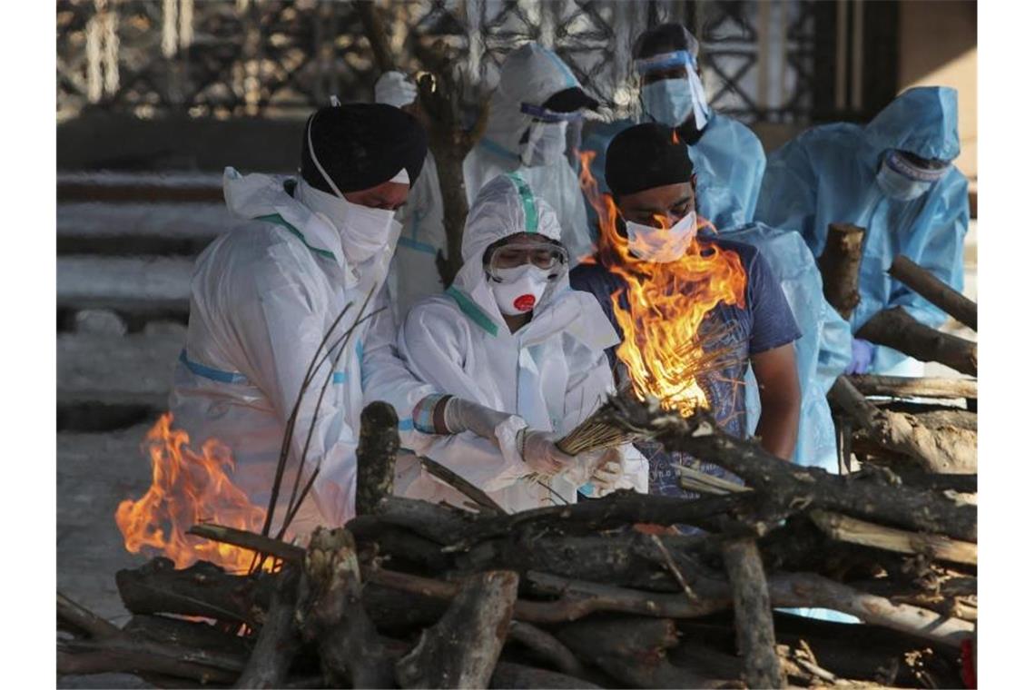 Forscher schätzen 6,9 Millionen Corona-Todesfälle Einäscherung eines an den Folgen einer Covid-19-Erkrankung Verstorbenen in Indiens Hauptstadt Neu-Delhi. Foto: Channi Anand/AP/dpa