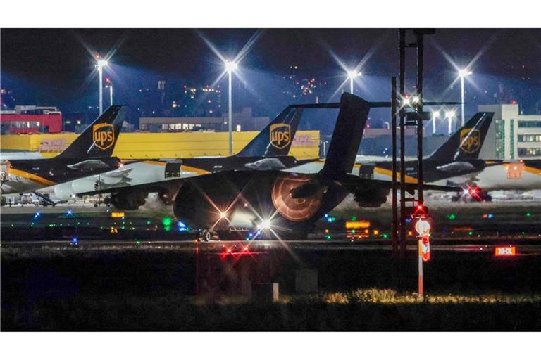 Ein Airbus A400M der Deutschen Luftwaffe rollt von der Landebahn am Flughafen Köln/Bonn an Frachtflugzeugen vorbei zum militärischen Bereich des Flughafens. Dies ist die erste von zwei Maschinen mit 64 deutschen Israel-Rückkehrern.