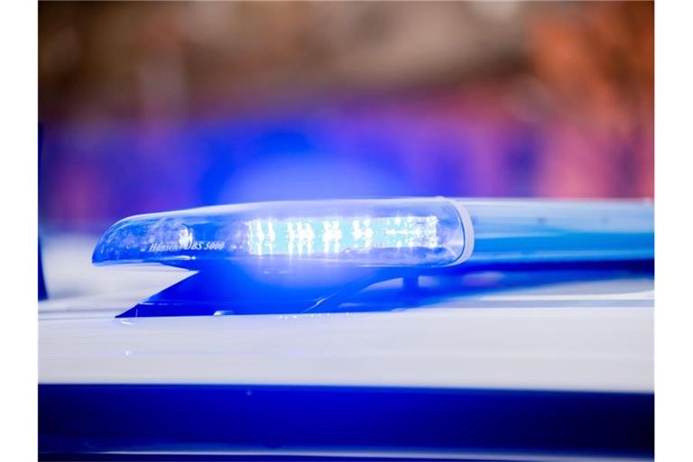 Ein Blaulicht leuchtet an einem Streifenwagen. Foto: Christoph Soeder/dpa/Symbolbild